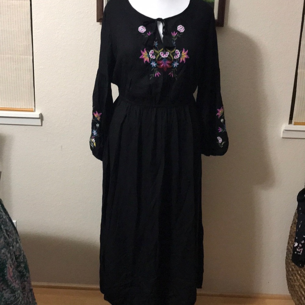 Long sleeve maxi dress with embroidery
